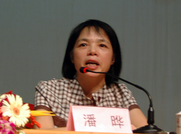 广西高校工委副书记、自治区教育厅副厅长潘晔主持报告会。