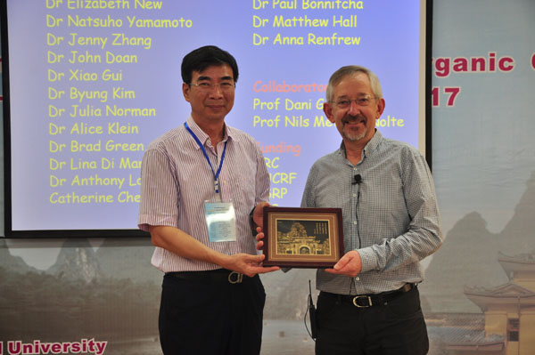 梁宏校长向外籍教授赠送我校纪念品