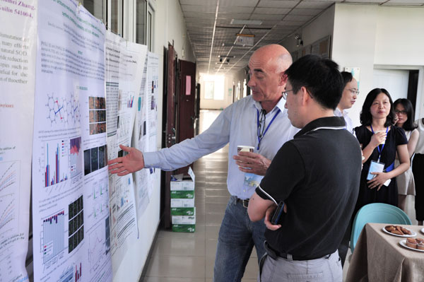 专家们边看Poster展示边交流
