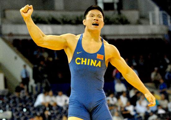 摔跤运动员覃和满怀胜利的喜悦。