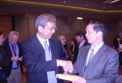 广西廉政建设研究中心负责人向香港廉政公署专员汤显明博士赠送研究中心出版的论文集