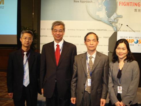 香港廉政公署专员汤显明博士（左二）、会议筹委会总监彭女士（右一）与我校代表合影