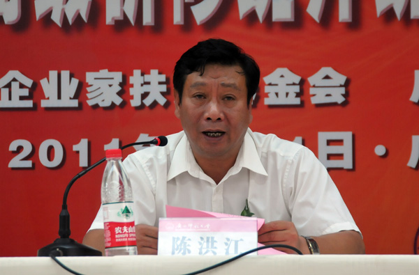 我校副校长陈洪江教授致欢迎辞（大学生记者团 邓永霞 摄）