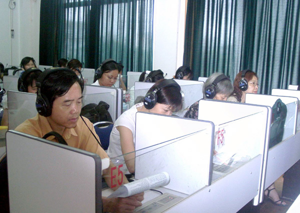 外国语学院组织专家、同行深入课堂听青年教师讲课。