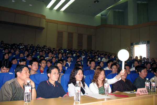 场下师生观看比赛热情高涨。