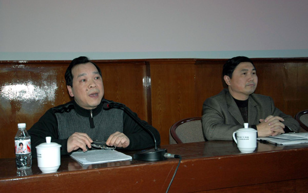 白晓军（左）传达十届全国人大三次会议和全国政协十届三次会议精神。