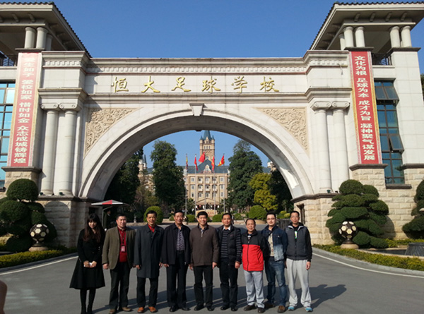 与刘江南等校友合影