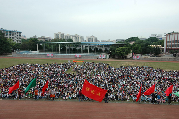 4900多名新生参加了开学典礼。