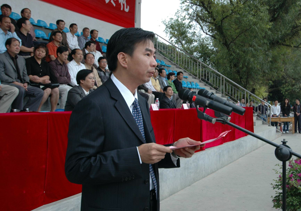 校长梁宏教授在典礼上致辞。