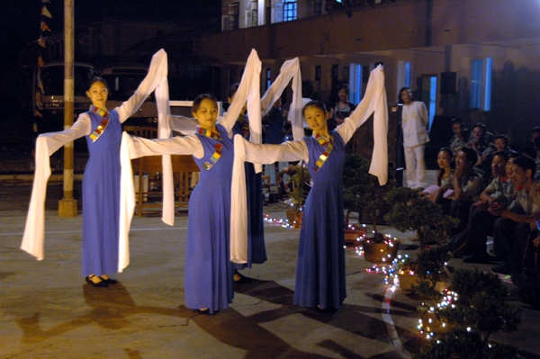 我校文艺队的同学在表演舞蹈。