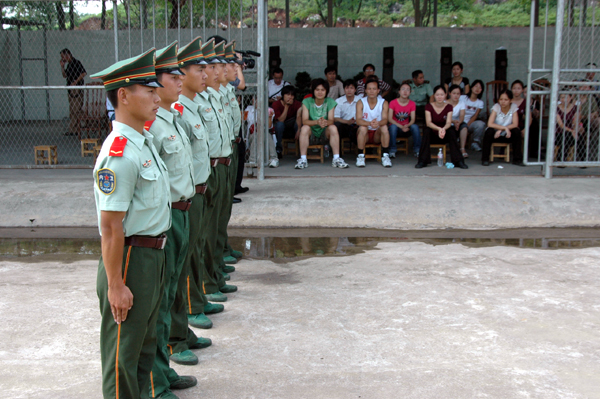 武警官兵给我校师生带来精彩的队列表演。
