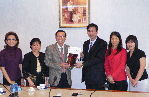 梁宏校长与泰国西北大学校长代表两校互赠礼品。