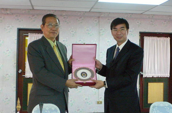 梁宏校长与庄甲盛皇家大学校长Manop Pramanachote互赠礼物。