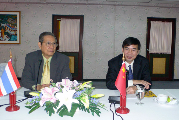 梁宏校长与庄甲盛皇家大学校长Manop Pramanachote就两校教育合作交流项目进行会谈。