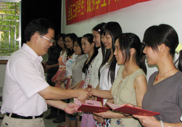 校党委唐仁郭副书记为获奖学生颁奖（周海琦 摄）。