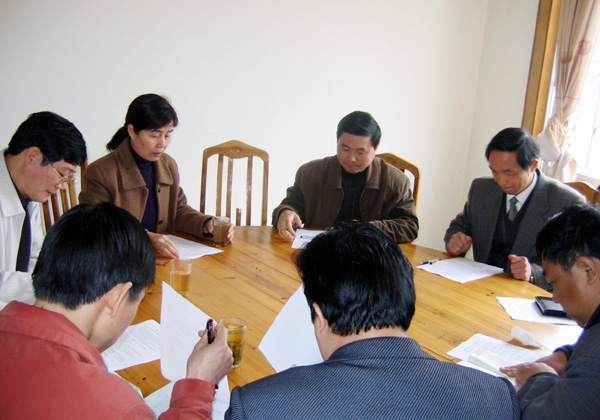 与会人员就党校工作进行分组讨论。