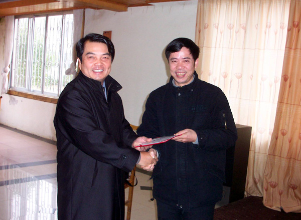 校党委书记陈大克（左）给党校特聘教授颁发聘书。