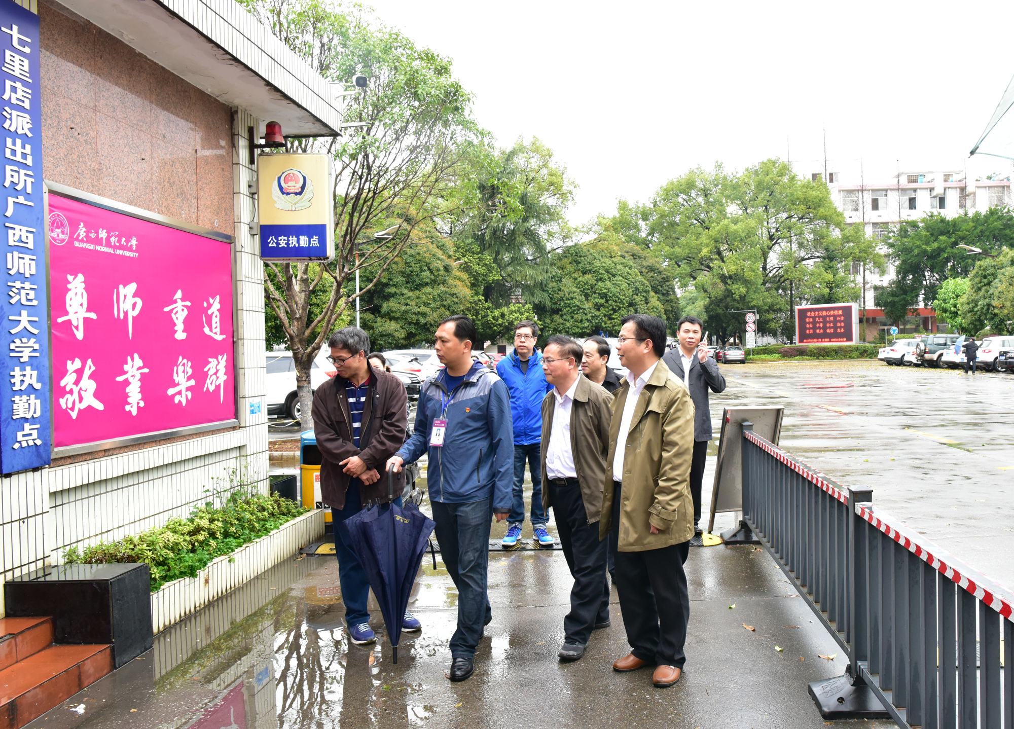 在育才校区执勤点检查2.jpg