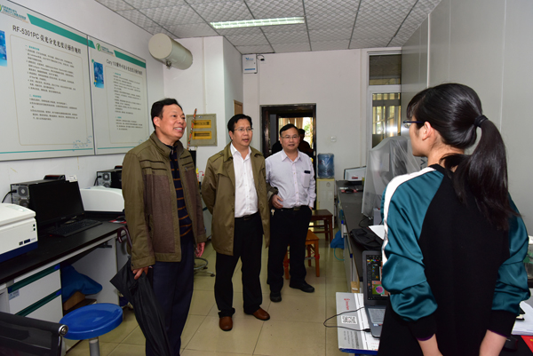 在省部共建国家药用资源化学与药物分子工程重点实验室检查，与学生交流3.jpg