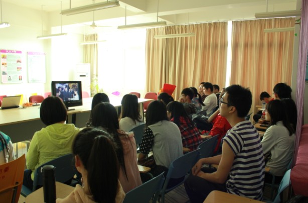 同学们认真观看习近平总书记与各界青年优秀代表交谈视频