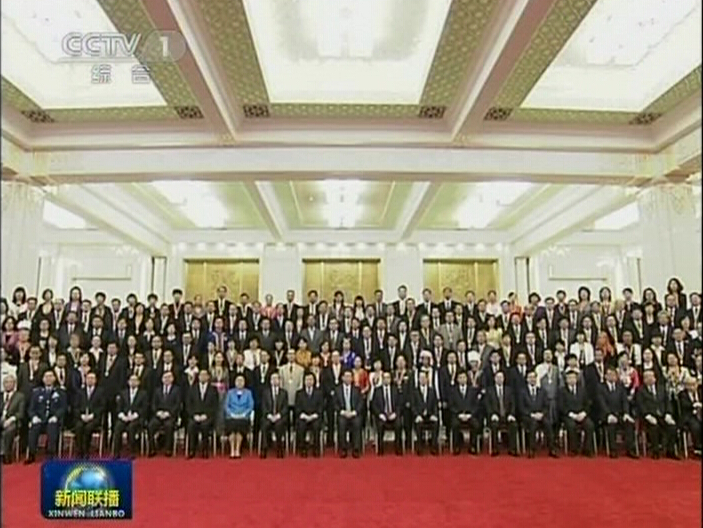 国家领导人与获奖代表合影（新闻联播截图）