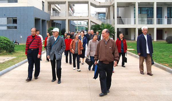 校友们参观雁山校区。