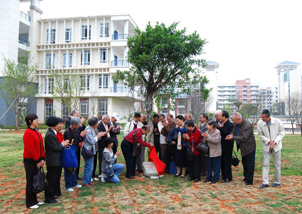 校友们为校友林捐种的爱心树石刻揭幕。