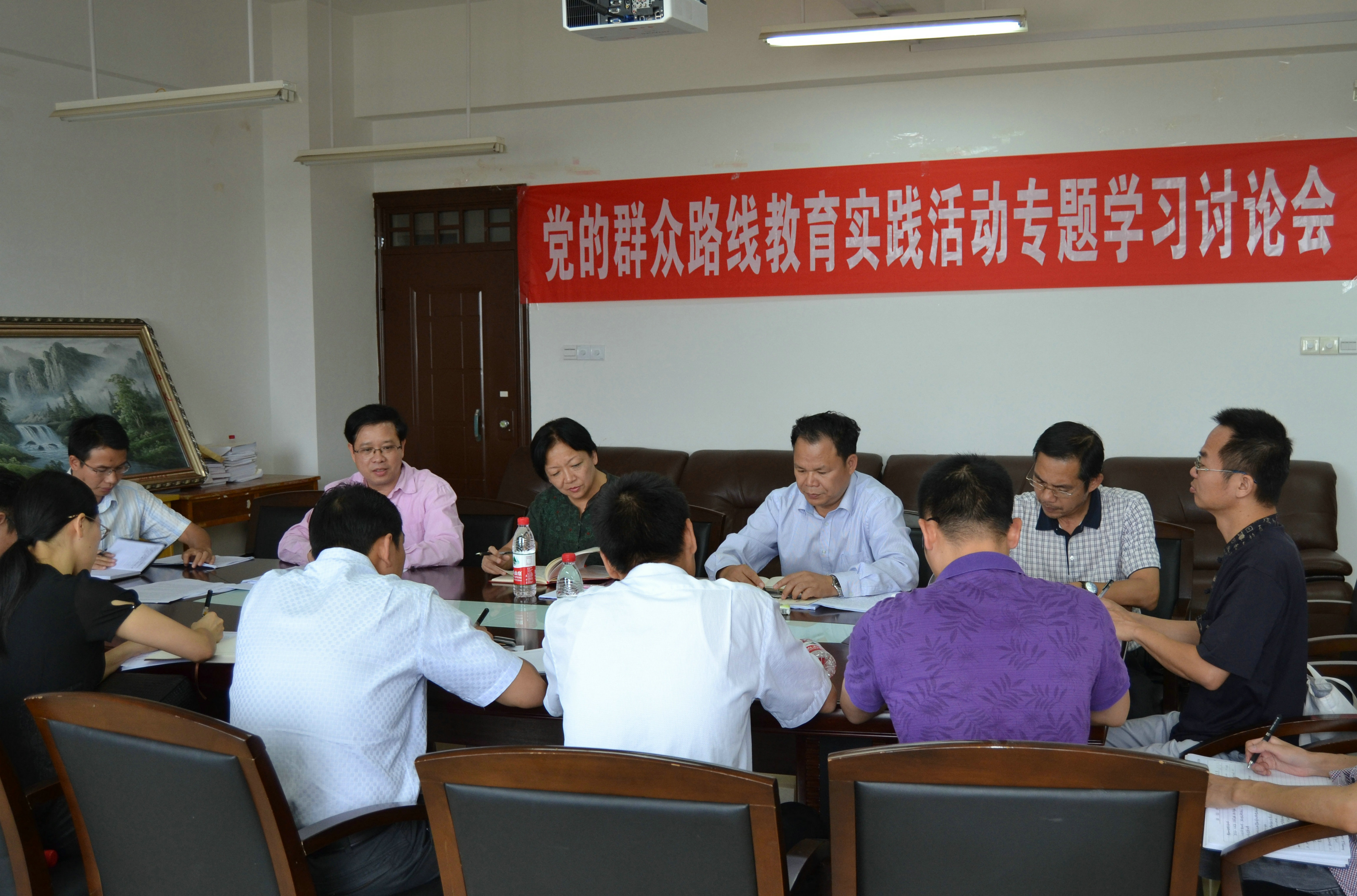 文学院与校办、校友秘书总会秘书处结对开展党的群众路线教育实践活动专题学习讨论会会场