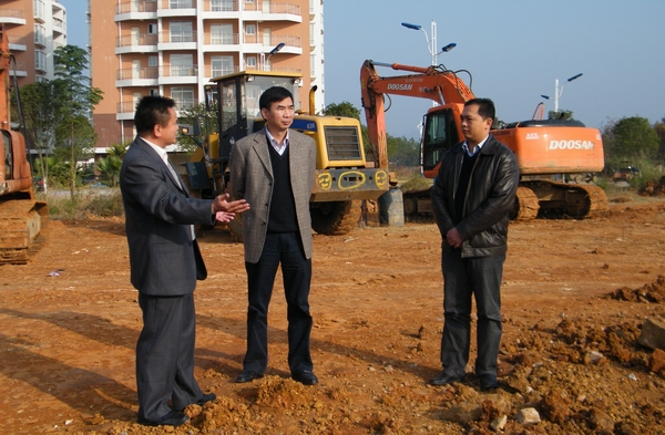 梁宏校长在美术综合楼施工现场查看施工进展
