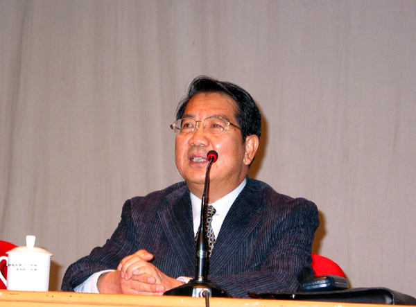 吕聪敏教授正在作国际形势报告。