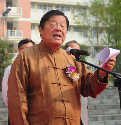 汤恩佳先生在仪式上讲话。