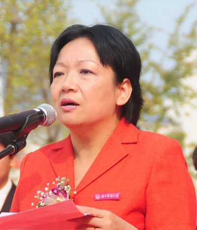 校党委书记王枬在仪式上讲话。