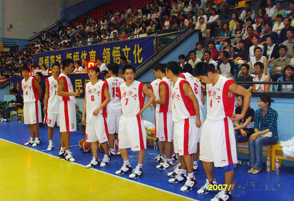 队员们整装待发。