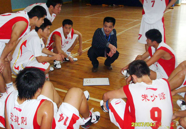 比赛间隙,主教练在排兵布阵。