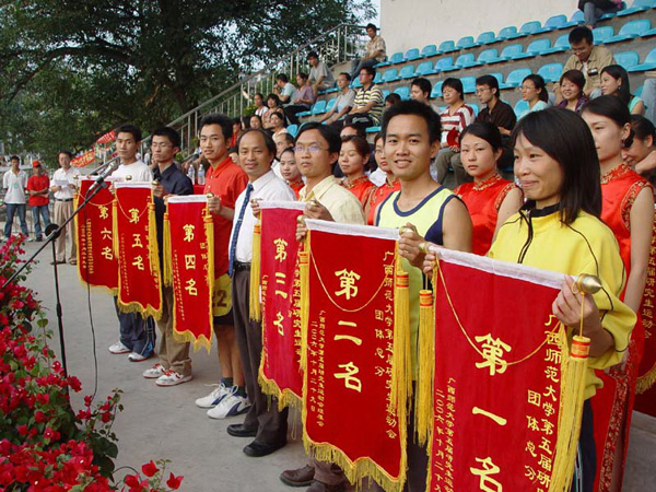 易忠副校长为团体总分获得者颁奖。