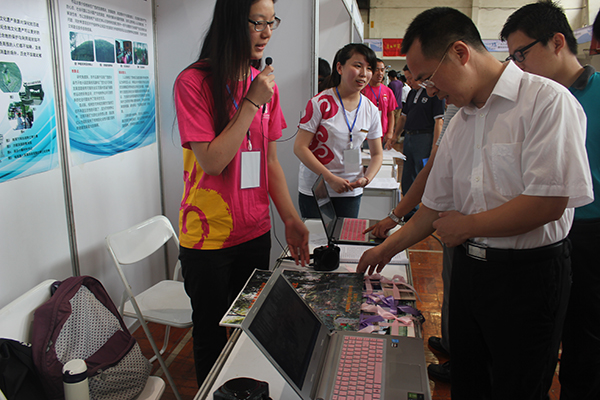 团区委刘玄启副书记指导观摩我校参展作品