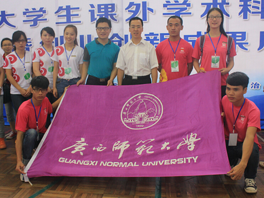 团区委刘玄启副书记与我校参展团队合影