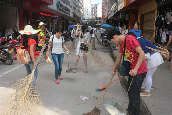 同学们认真的清扫街道