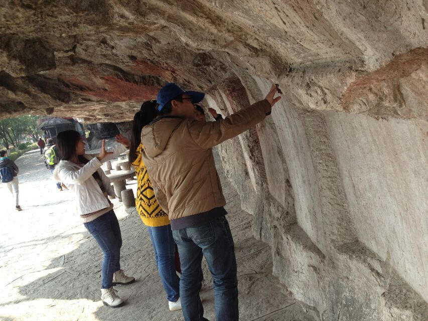 桂林石刻保护调研队伍对石刻文物保护情况进行调查