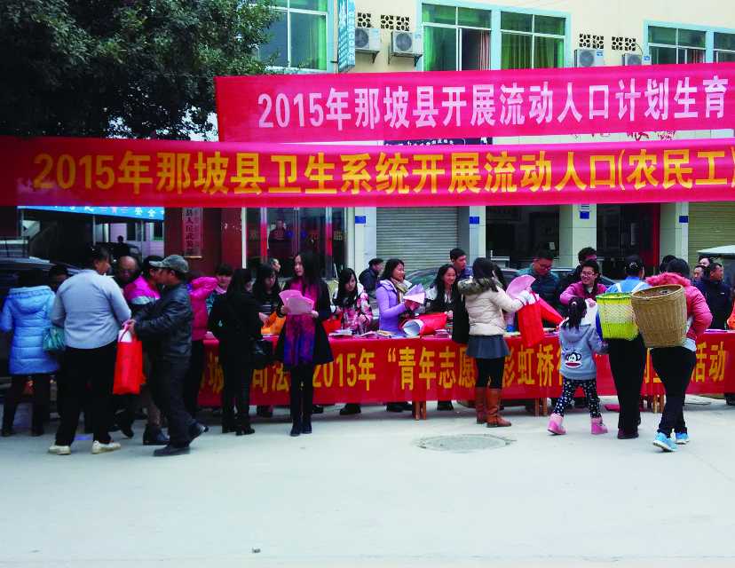 “彩虹桥”志愿者摆摊宣传法律知识