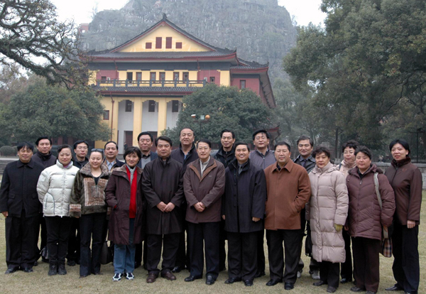 12月12日，由北京十多所高校纪委负责人组成的考察团到我校王城校区参观考察。我校党委书记陈大克，党委副书记、纪委书记张鹏与来访的客人进行了亲切会谈。（新闻中心赵亮）