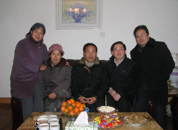 唐仁郭副书记（右二）在段平禄老师家中慰问。