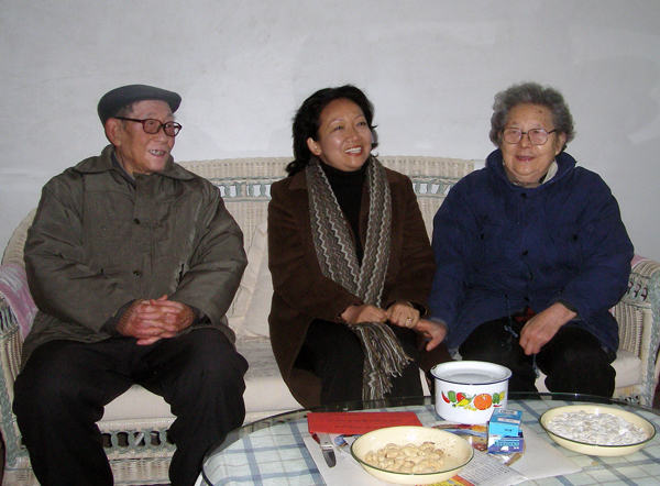 王枬书记（中）在赵瑞祥老师家中慰问。