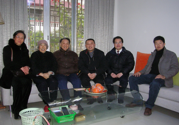 王源平副书记（右三）在郭道明老师家中慰问。