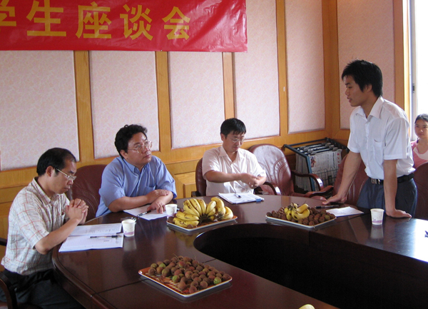 与受助学生交流。