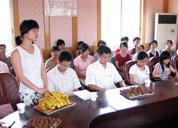 受助学生在会上发言。