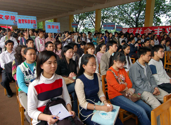 全校19个学院师生代表1000余人参加了仪式。