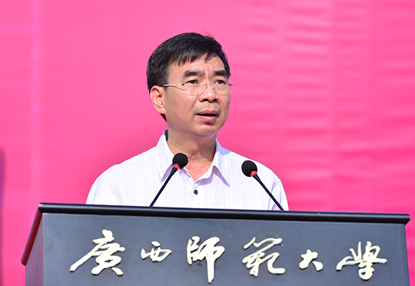 梁宏校长在开学典礼上致辞（大学生通讯社：罗钰茹 陈海波 韦程烨　龙宁　郑雯婷　摄）