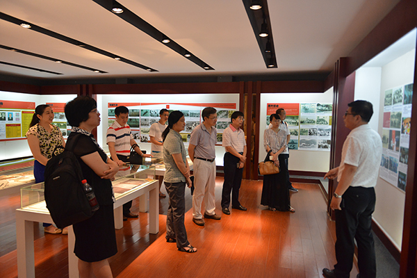 考察参观越南学校纪念馆