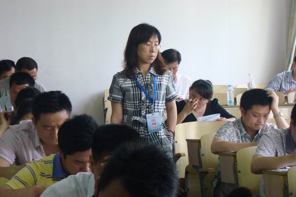 自治区学位办李向红主任在考场巡视